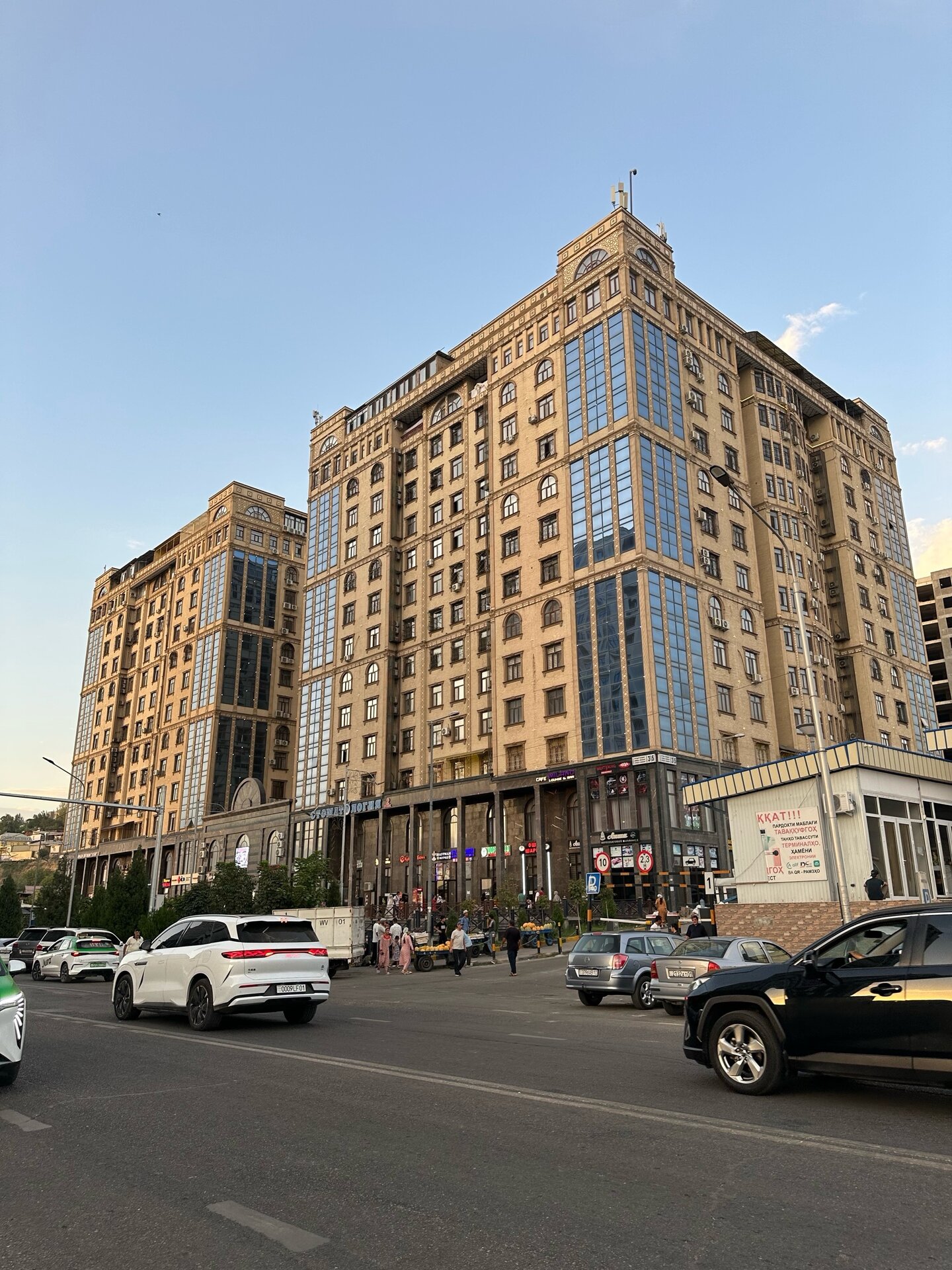 2-комнатная квартира в Душанбе, Исмоили Сомони — фото 1, гостиная